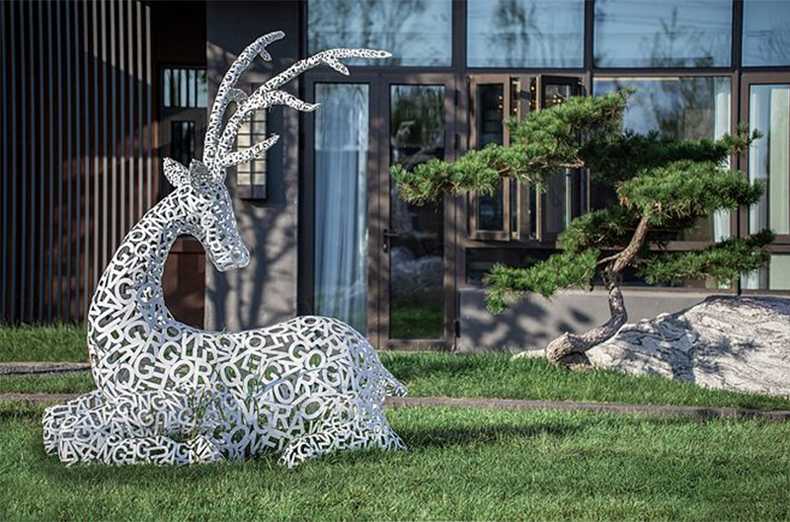 不銹鋼鹿，不銹鋼鏤空鹿，鏤空鹿景觀擺件，鏤空鹿雕塑，河北不銹鋼鹿廠家.jpg