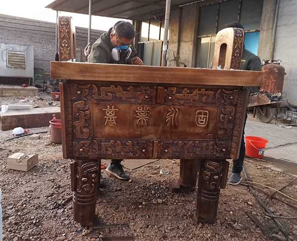 大型銅雕塑工廠關(guān)于銅鼎雕塑的介紹