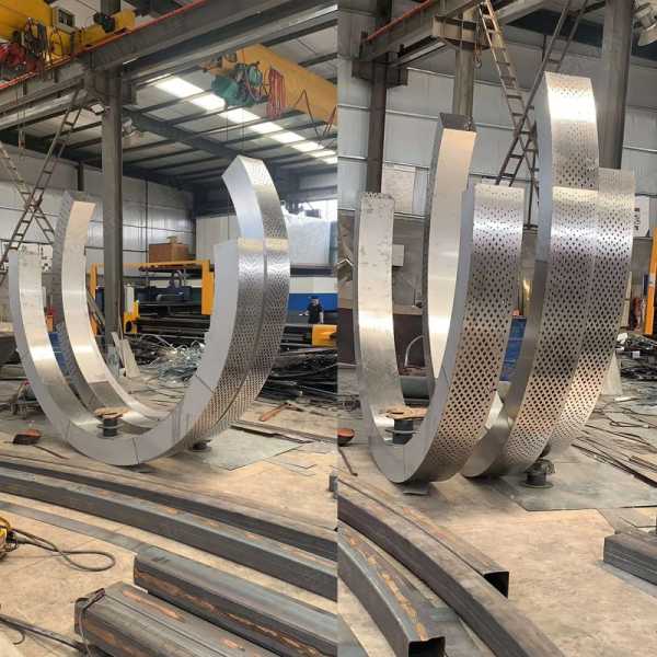 不銹鋼雕塑是因為哪些優(yōu)點被應用的呢？