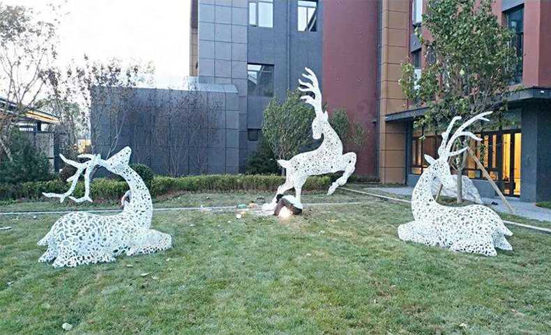 不銹鋼鹿，不銹鋼鏤空鹿，鏤空鹿景觀擺件，鏤空鹿雕塑，河北不銹鋼鹿廠家3.jpg