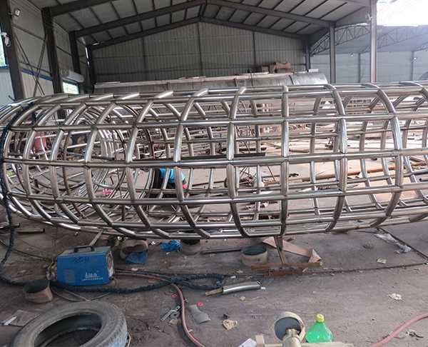 我們和不銹鋼雕塑廠家怎樣進行雕塑的溝通制作呢？