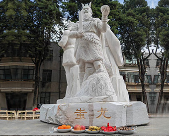 云南石雕黃帝、炎帝、蚩尤雕塑安裝效果展示