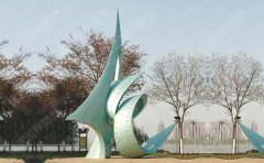 建筑小區(qū)應(yīng)當(dāng)怎樣選擇不銹鋼雕塑？