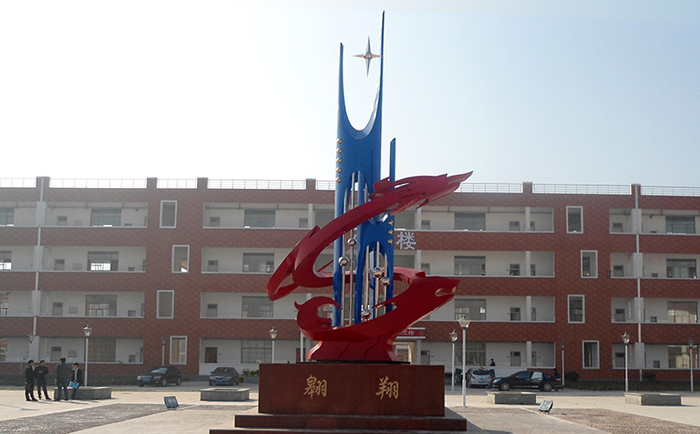 不銹鋼雕塑制作完成之后，需要對表面進行打磨噴漆，這樣才可以獲得想要的表面效果，不銹鋼雕塑打磨噴漆有一些注意事項，下面給大家介紹一下。